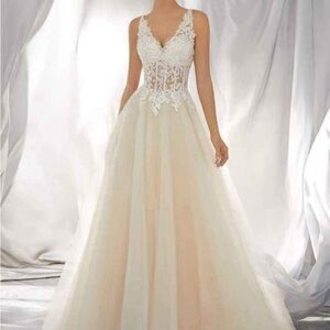 Cream V-neck Sleeveless Wedding Gown